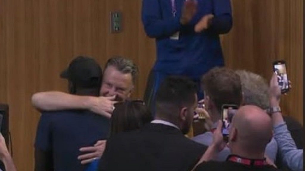 Van Gaal abrazo con reportero de Senegal_ qatar 2022