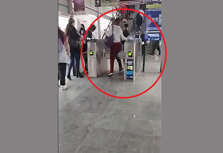 Transmilenio: video de los colados en el Portal 20 de Julio