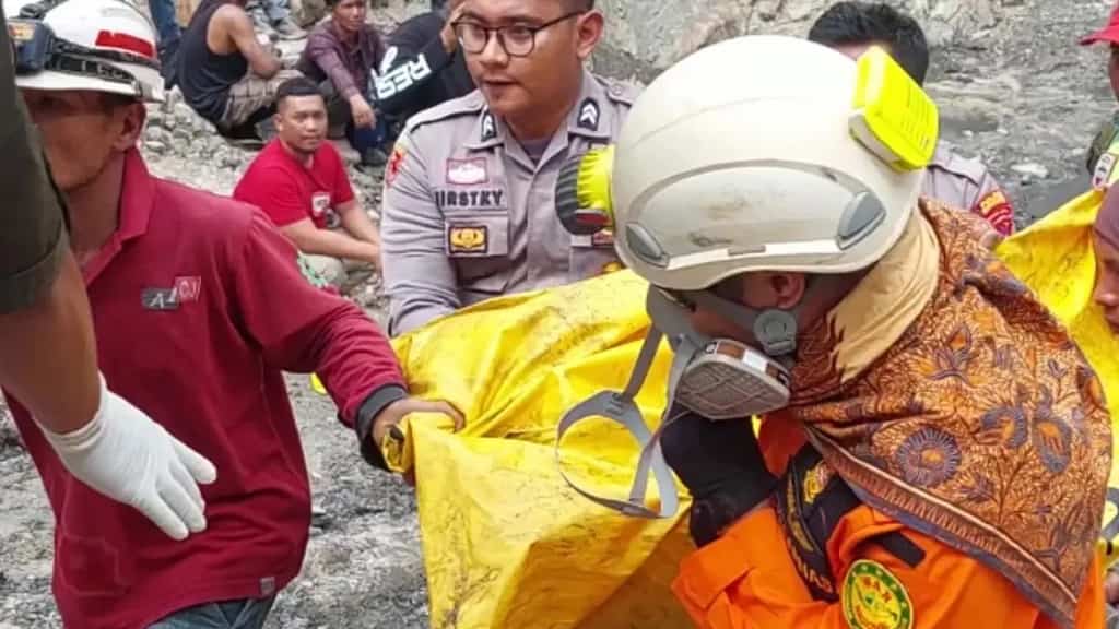 Al menos 9 muertos en una explosión en una mina de carbón en Indonesia