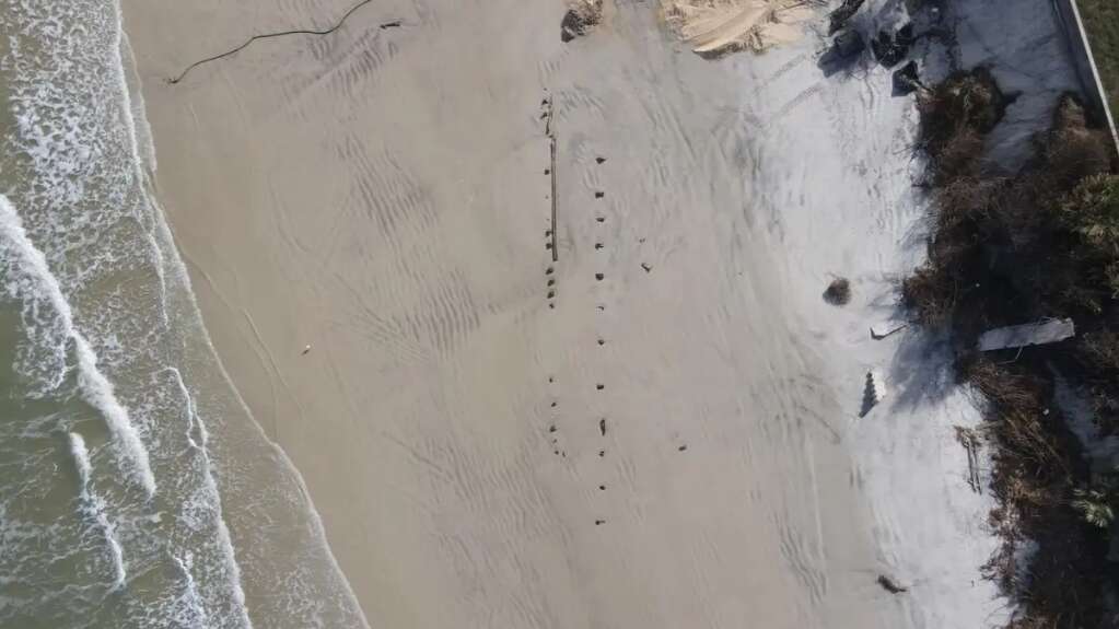 Arqueólogos estudian un misterioso objeto aparecido en una playa de Florida