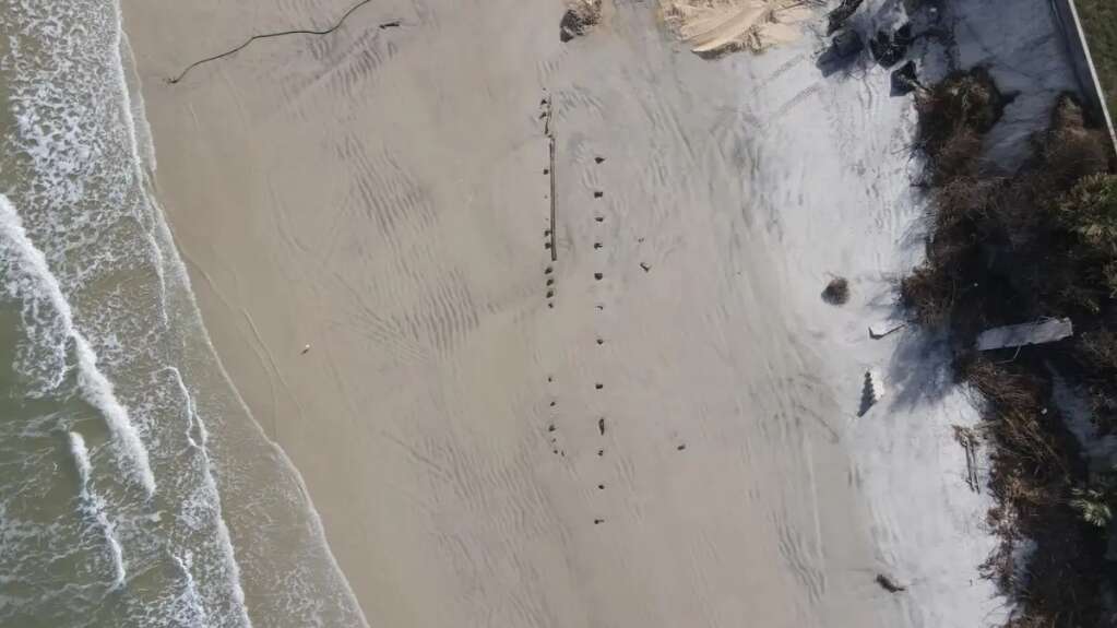 Arqueólogos estudian un misterioso objeto aparecido en una playa de Florida