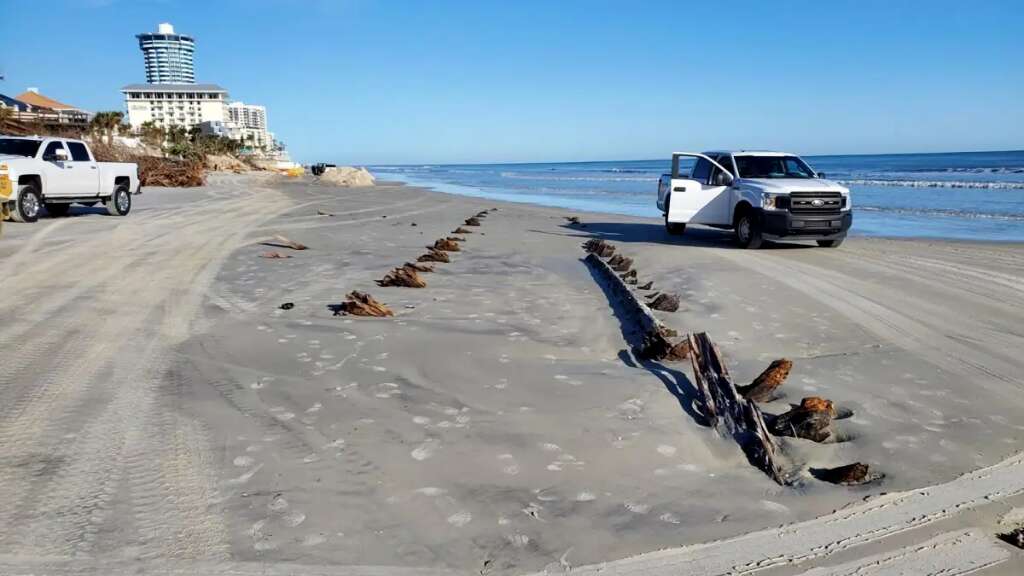 Arqueólogos estudian un misterioso objeto aparecido en una playa de Florida