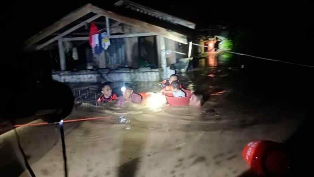 Aumentan a 13 muertos y 23 desaparecidos por inundaciones en Filipinas