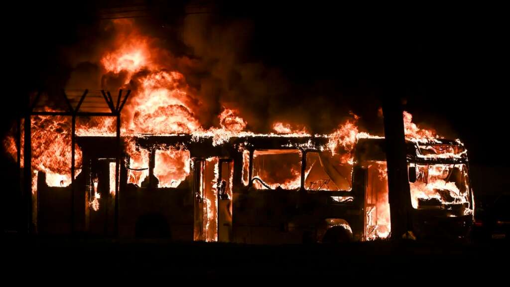 Bolsonaro - Bolsonaristas incendian vehículos y causan disturbios en Brasilia