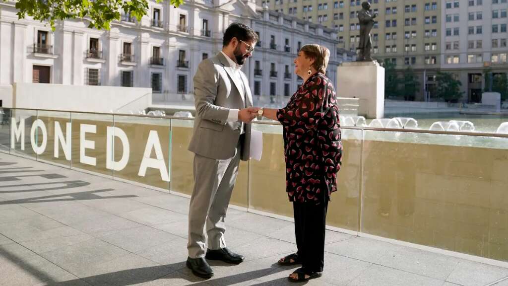 Boric llama a “abrir espacios de diálogo” en la conmemoración del Día de los DDHH
