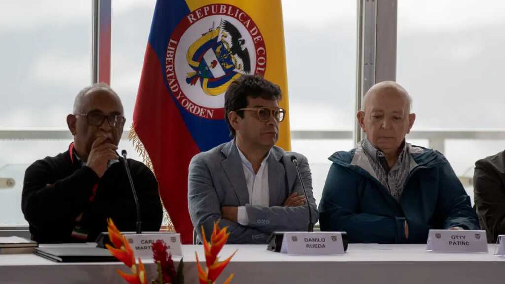 Colombia y el ELN invitan a campesinos a las negociaciones de paz en Caracas