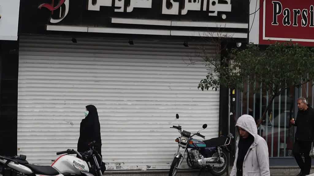 Comercios parcialmente cerrados y movilizaciones de universitarios en la huelga de Irán
