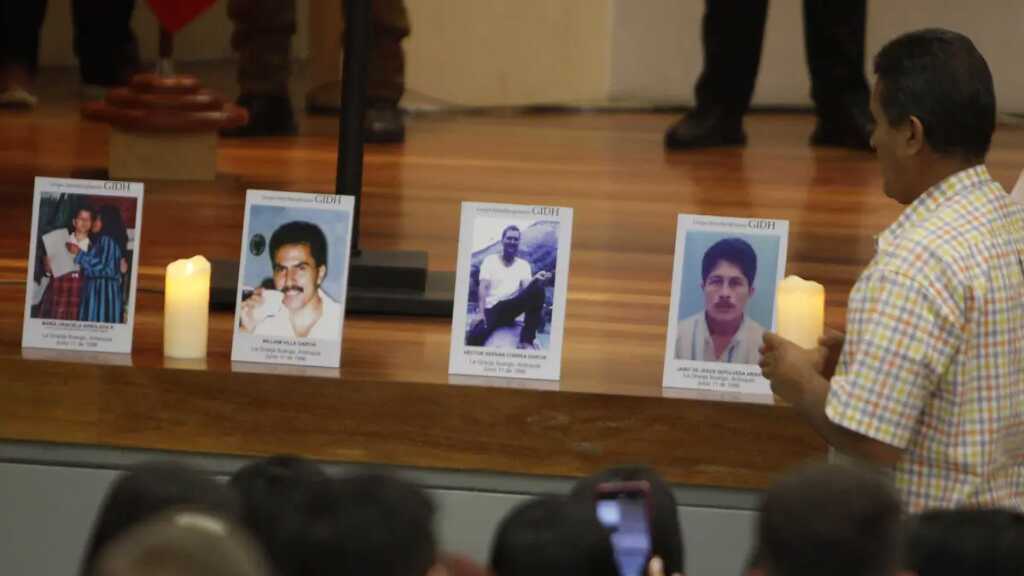 Comienzan a indemnizar a 8.287 víctimas de grupos paramilitares en Colombia