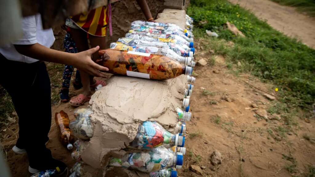 Construir con plástico, un plan viable en la Venezuela de los altos precios