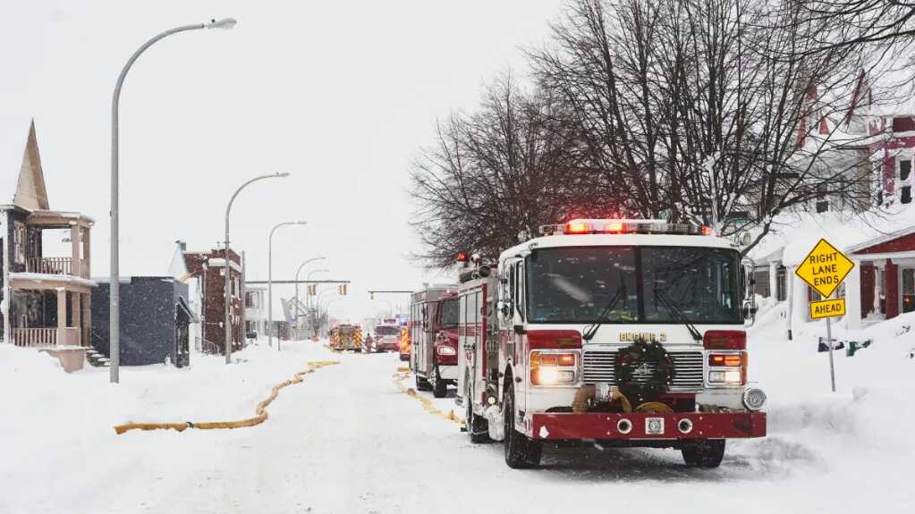 Continúan labores de rescate en el oeste de Nueva York tras la tormenta invernal