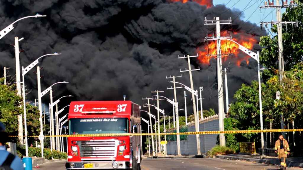 Después de 60 horas apagan incendio en depósito de combustible en Barranquilla