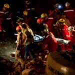 Dos trabajadores sepultados al hundirse una mina en México