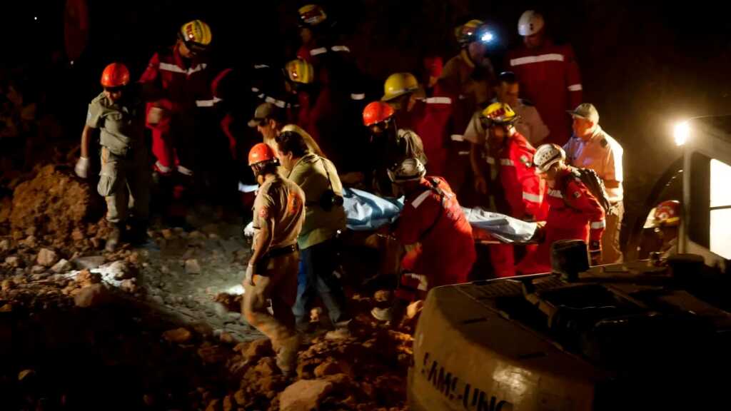 Dos trabajadores sepultados al hundirse una mina en México