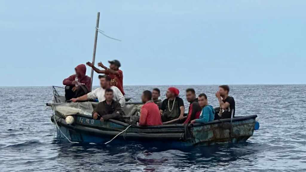 EE.UU. repatría a 143 migrantes cubanos interceptados en las costas de Florida