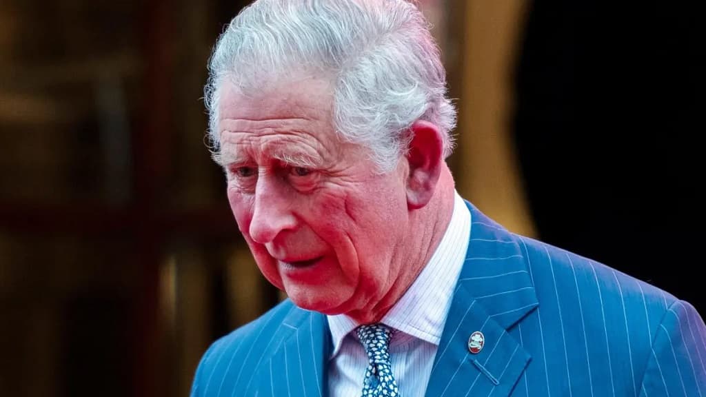La larga y polémica vida de Carlos de Inglaterra, el nuevo monarca británico------El Palacio de Bukingham adaptará el tamaño de la corona para Carlos III