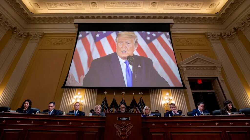 El comité del 6 de enero estrecha el cerco judicial sobre Trump