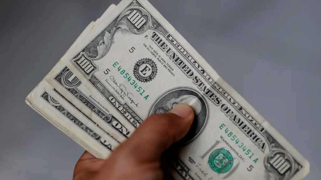 El dólar da otro salto en mercado informal de Argentina y bate un nuevo récord