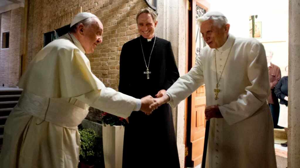 El papa Francisco pide oraciones para Benedicto XVI que «está muy enfermo»