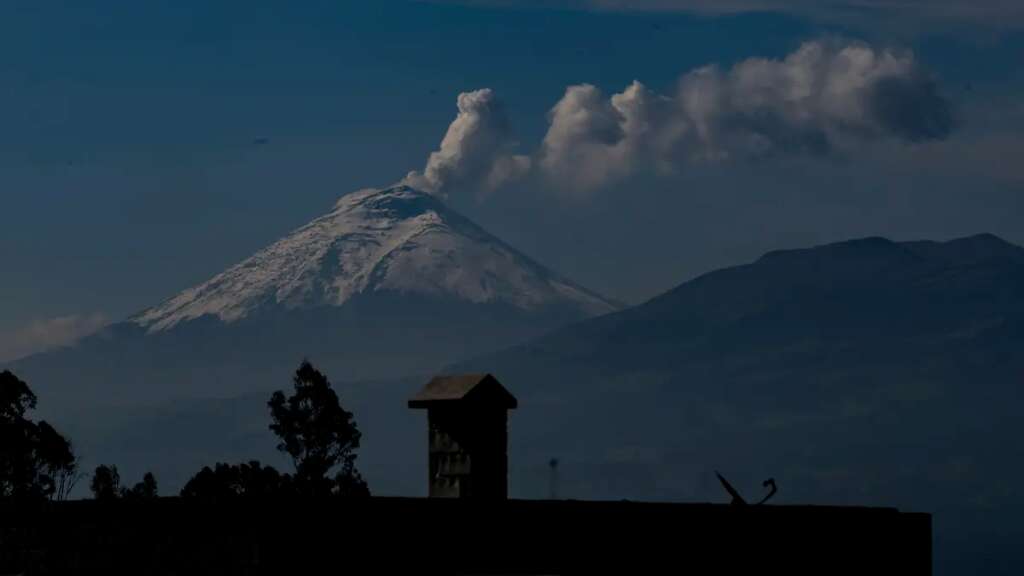 El volcán Cotopaxi, en Ecuador, registra señal sísmica mientras emite ceniza
