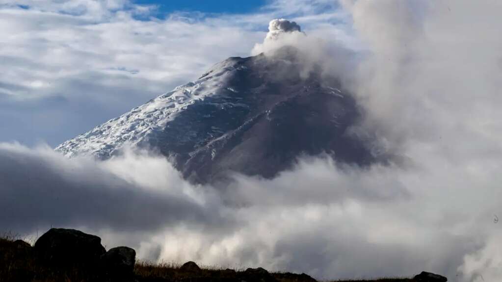 Leve caída de ceniza de volcán Cotopaxi en el sur de la capital ecuatoriana