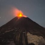 El volcán Villarrica mantiene alerta de autoridades y vecinos en sur de Chile