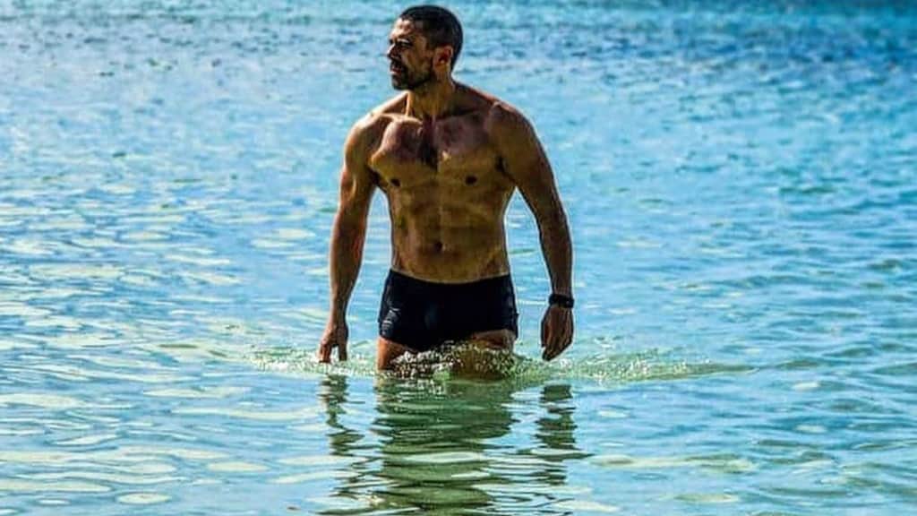 Emmanuel Esparza- cambio físico- fotos en la playa 