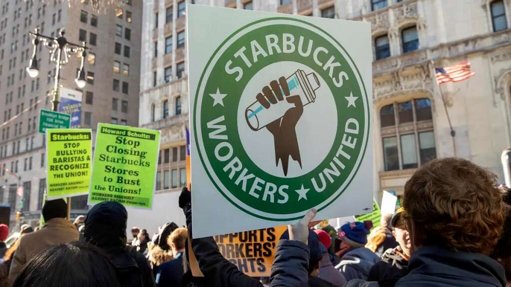 Empleados de Starbucks en EE.UU. celebran el primer aniversario de lucha sindical