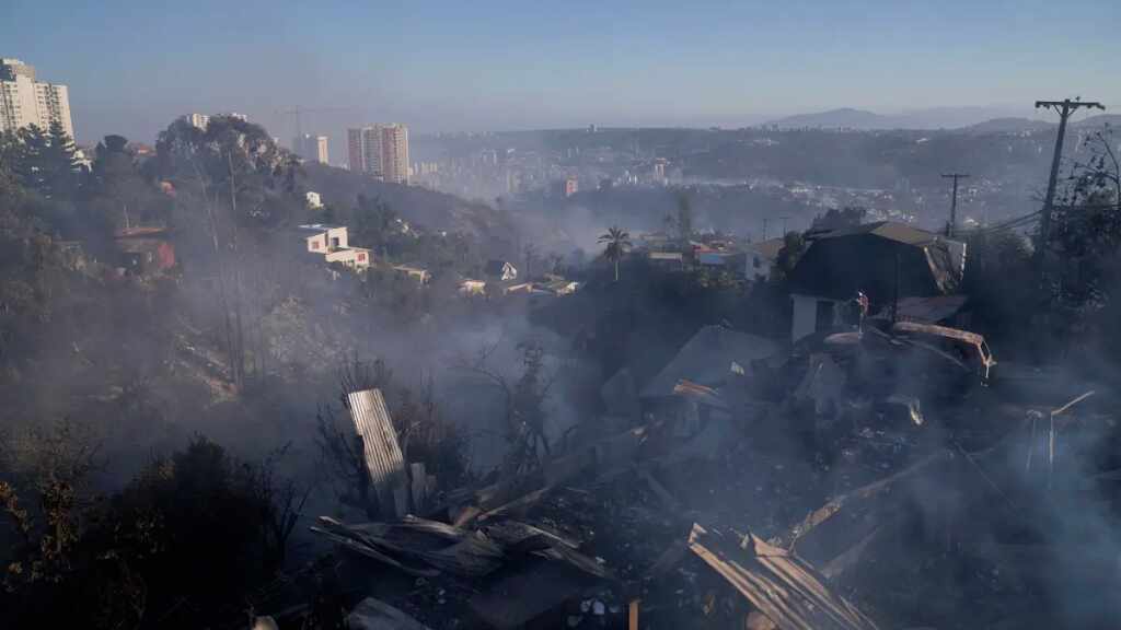 Estiman entre 200 y 500 casas las afectadas por incendio en Viña del Mar