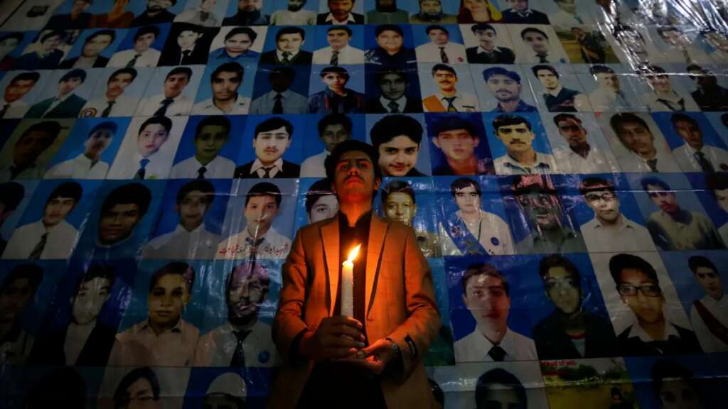 Familiares piden justicia 8 años después por la matanza en un colegio de Pakistán