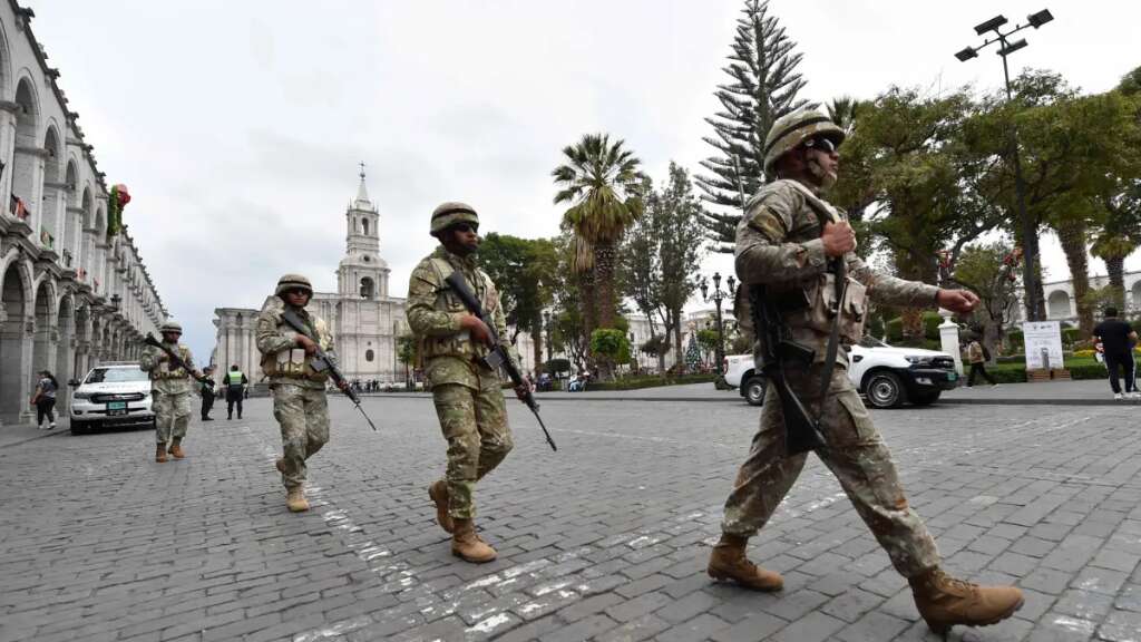 Fuerzas Armadas peruanas se despliegan en puntos estratégicos de Arequipa
