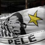 Hinchas hacen vigilia frente al hospital para pedir por la salud de Pelé