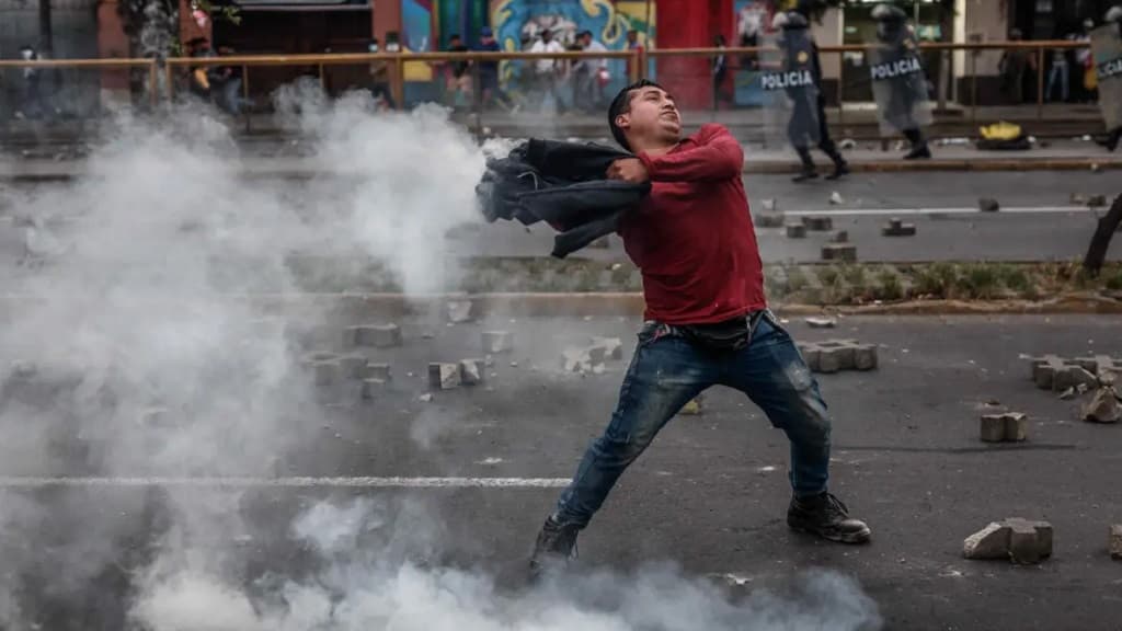 Incidentes entre manifestantes y Policía en la protesta contra Congreso de Perú