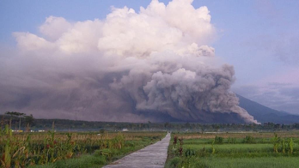 Indonesia eleva al máximo nivel la alerta tras la erupción de un volcán
