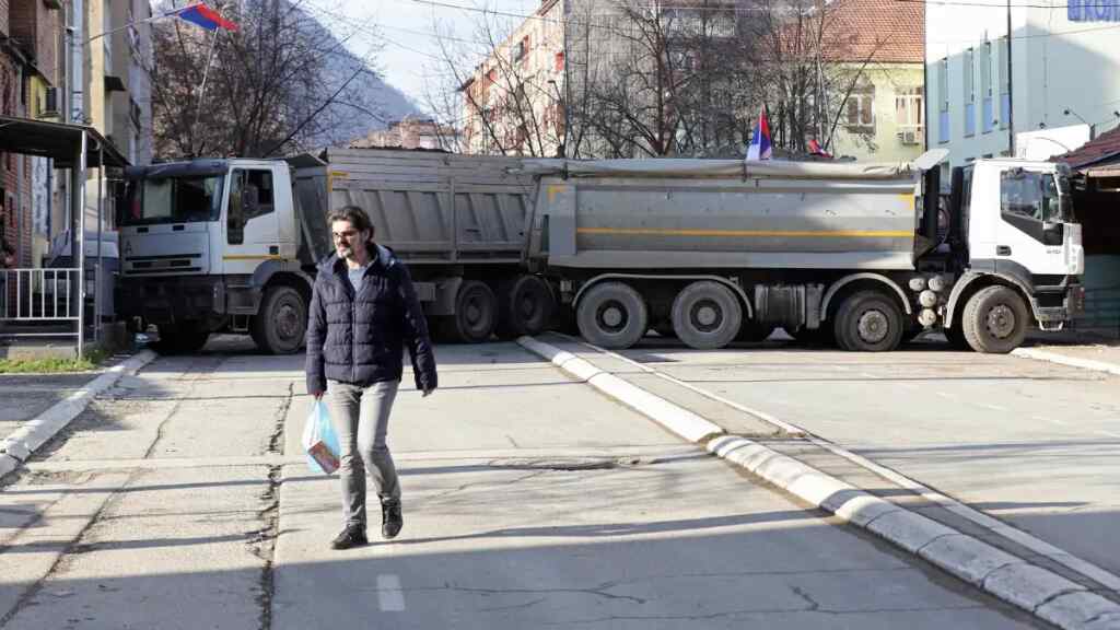 Kosovo reabre los pasos fronterizos con Serbia que había cerrado