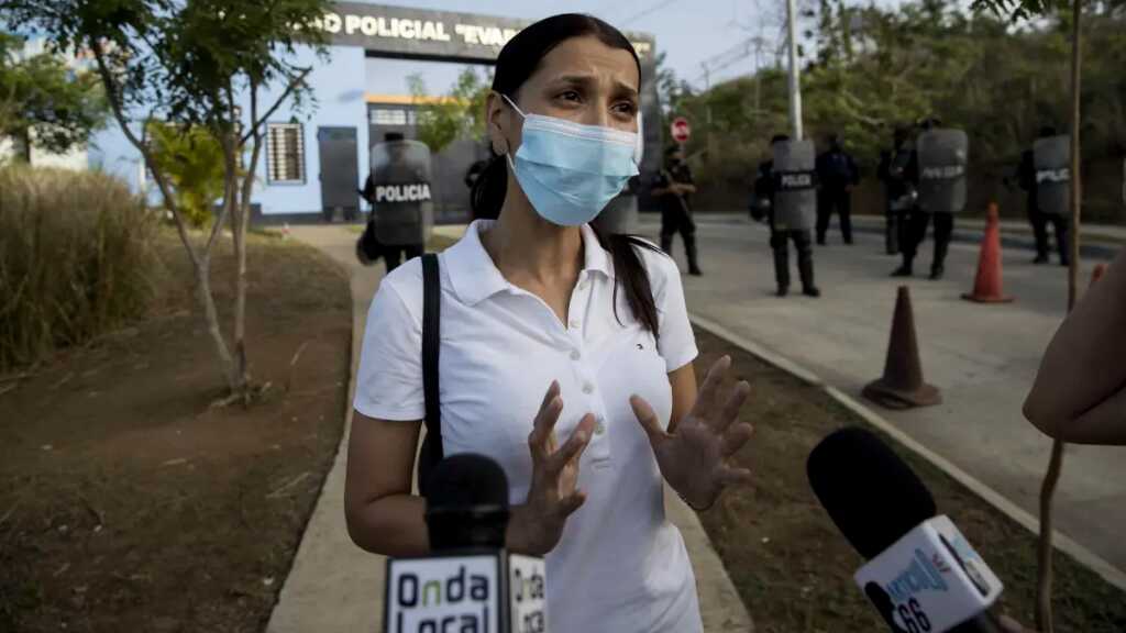 La hija de un periodista preso en Nicaragua se reúne con su padre 18 meses después
