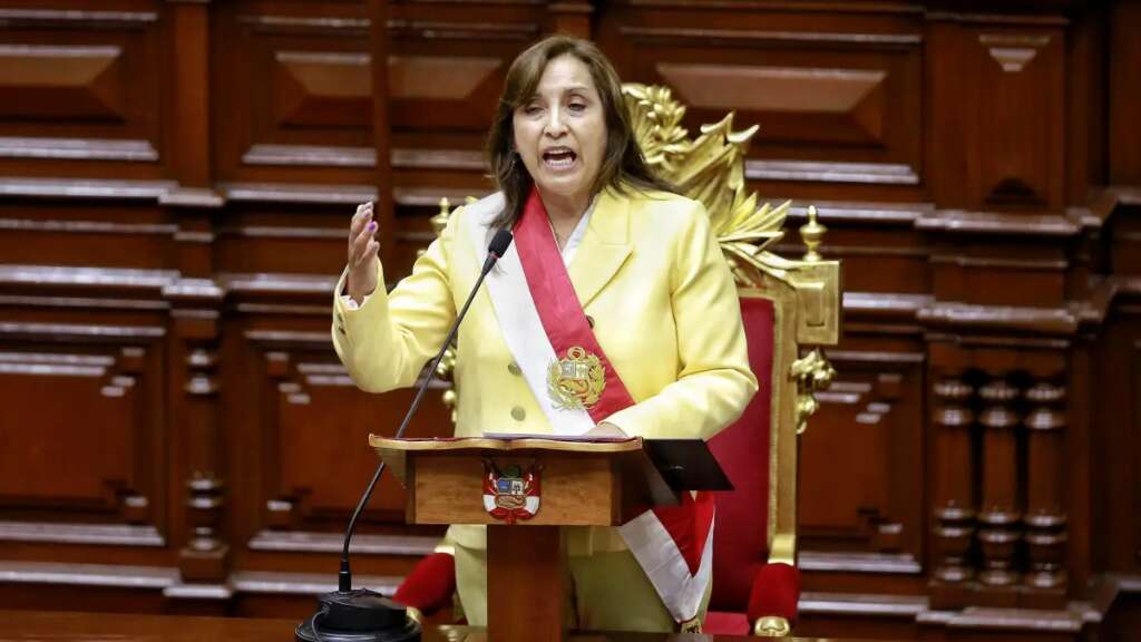 La presidenta de Perú plantea adelantar elecciones a diciembre de 2023