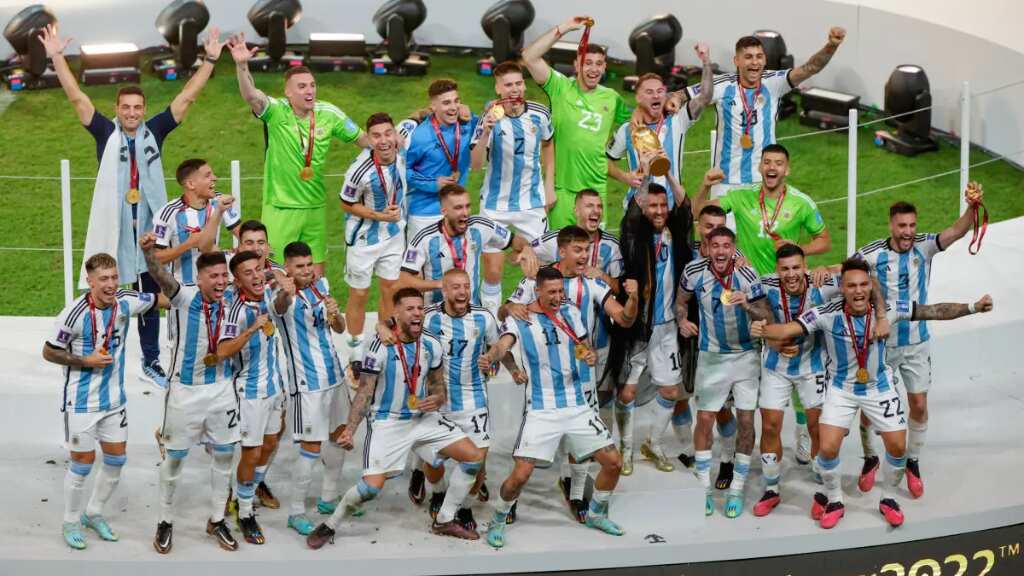 La selección de Argentina parte rumbo a su país con la Copa del Mundo