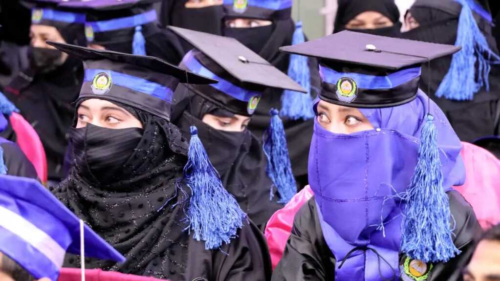Los talibanes ordenan el veto de las mujeres en las universidades de Afganistán