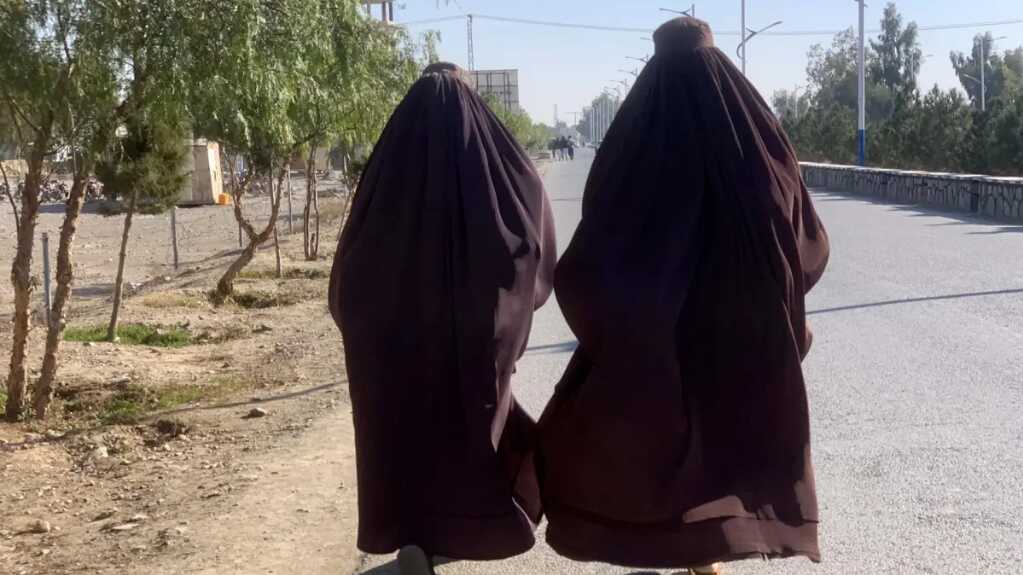 Los talibanes prohíben a las mujeres trabajar en las ONG