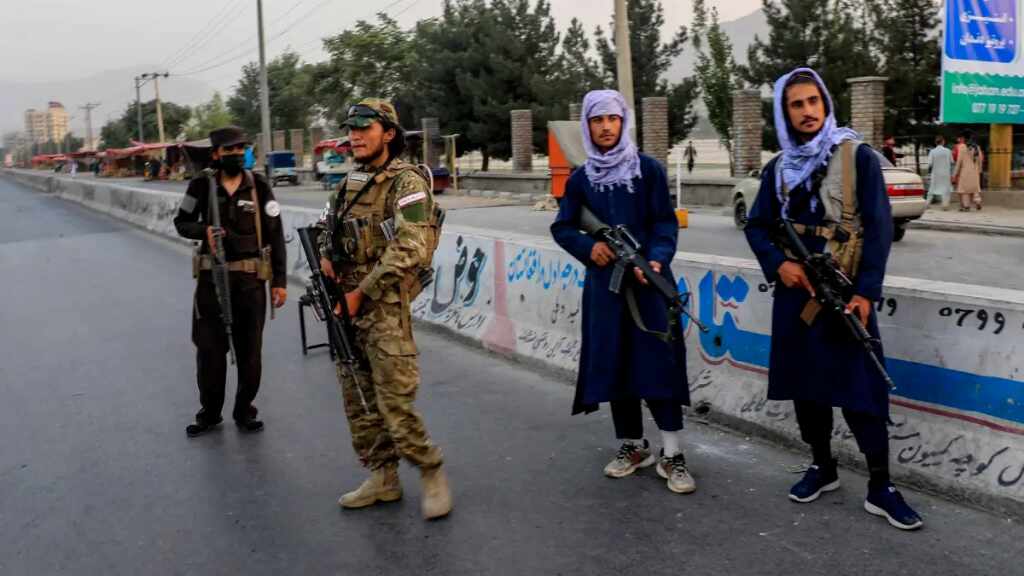 Los talibanes reprimen una protesta de mujeres contra el veto a la educación universitaria