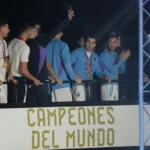Madrugón multitudinario en Buenos Aires para recibir a la selección argentina