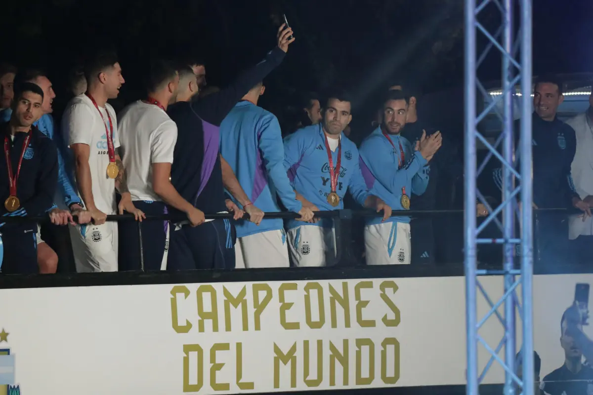 Madrugón multitudinario en Buenos Aires para recibir a la selección argentina