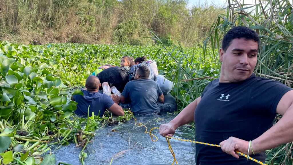Migrantes en México se lanzan al río Bravo para llegar a los Estados Unidos