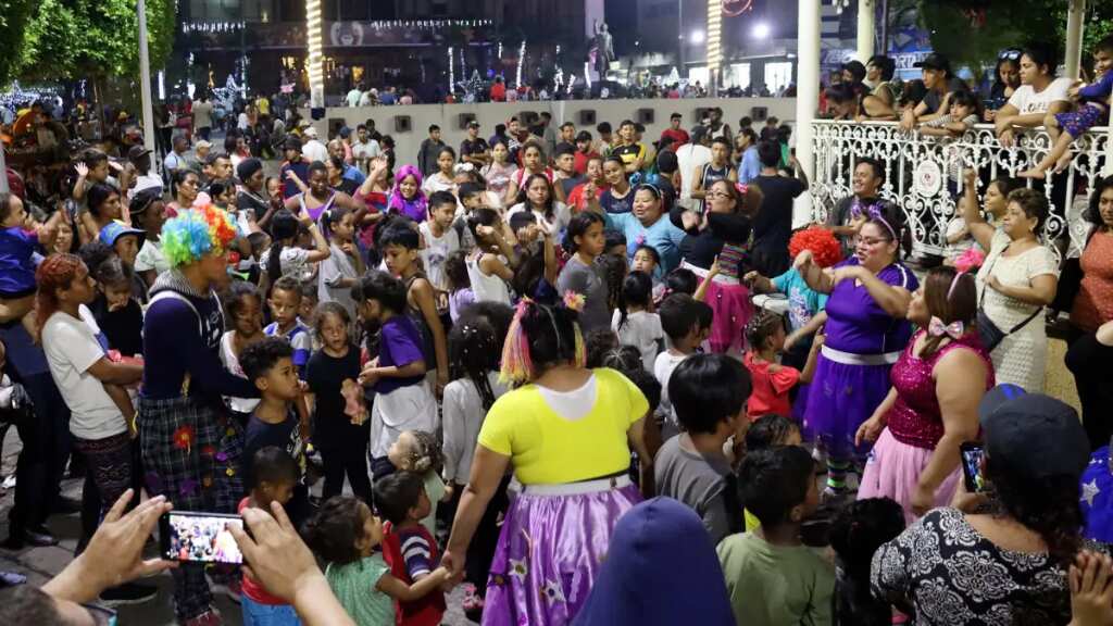 Migrantes residentes llevan momentos de alegría a albergue en sur de México