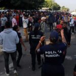 Migrantes se enfrentan para recibir atención en el sur de México