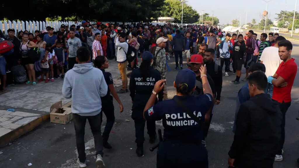 Migrantes se enfrentan para recibir atención en el sur de México