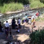 Migrantes se instalan de forma irregular en el río Coatán, en sur de México