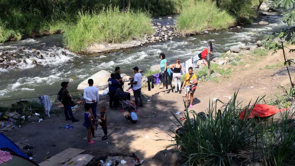 Migrantes se instalan de forma irregular en el río Coatán, en sur de México