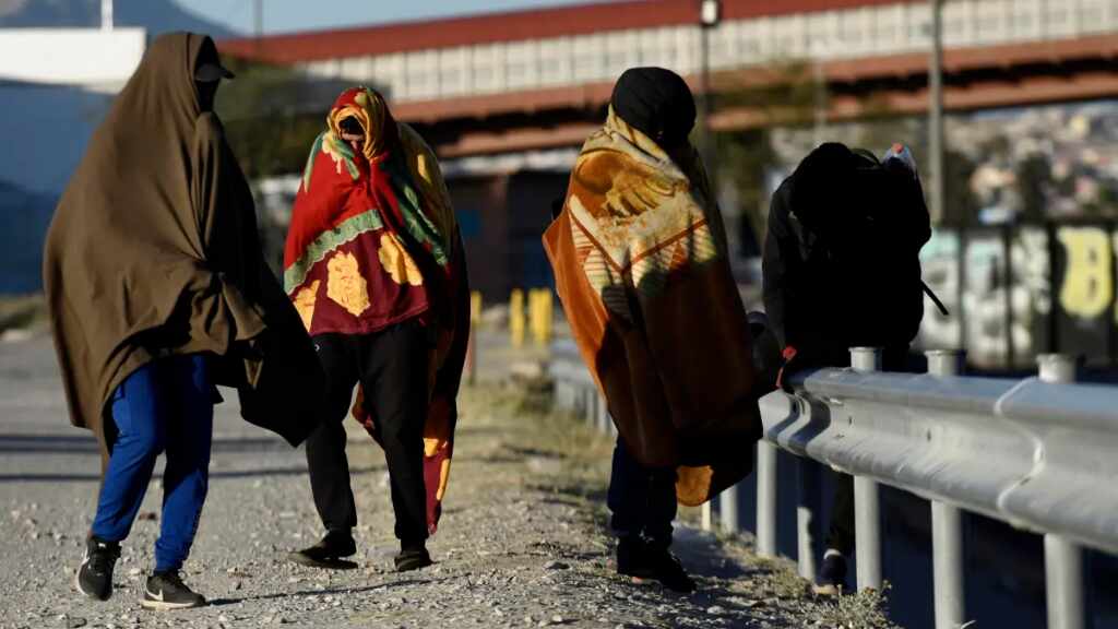 Migrantes sufren por el frío extremo al norte de México