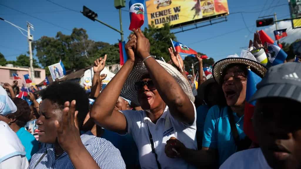 Miles de haitianos marcharon para implorar la ayuda divina ante la crisis